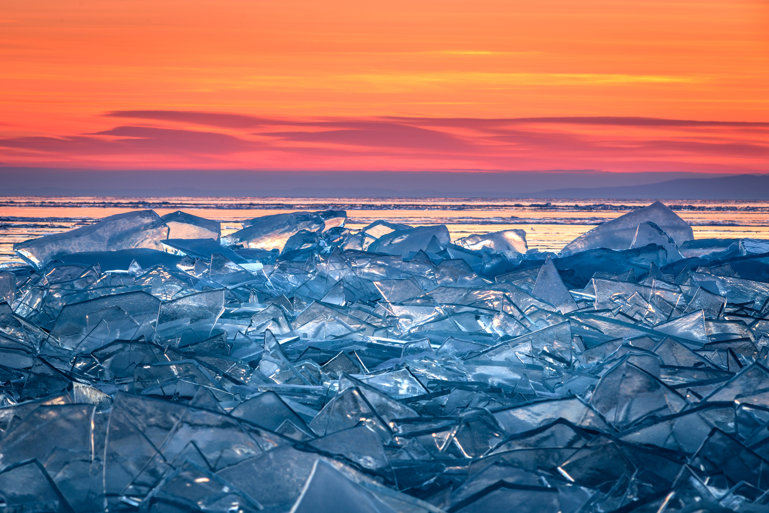 Живой лед по порядку. Голубой лед Байкала. Торосы на Байкале. Ледяные Торосы на Байкале. Байкал зимой лед.